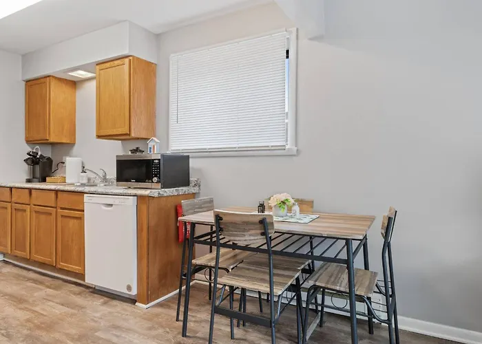 Large2br/great For Work Crews&families/desk/parkng Apartamento